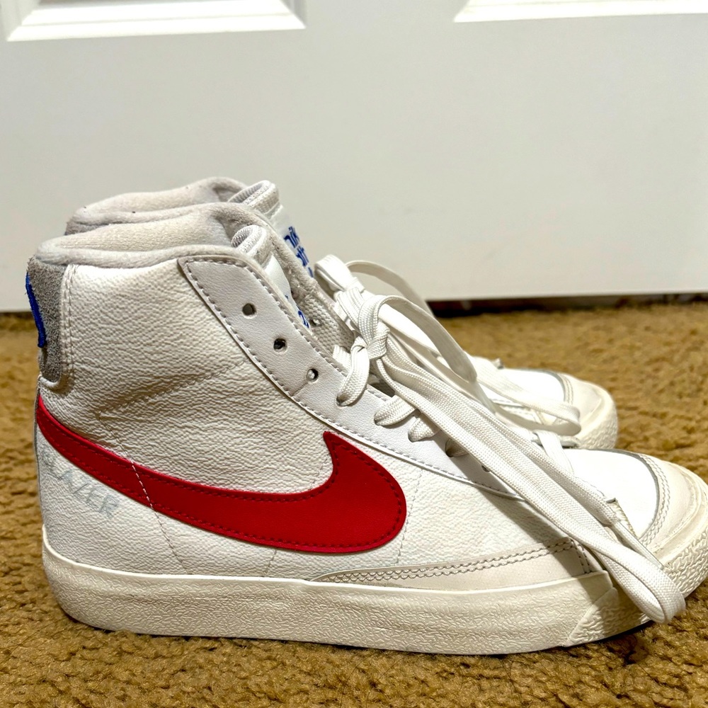 Must-Have Alert!🚨Big Kid’s Nike Blazer Mid ‘77 White/Gym Red-LT Smoke Grey-4Y